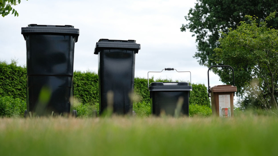 Afvalcontainers op een rij